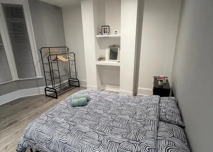 Super Central 2 Bed Flat
